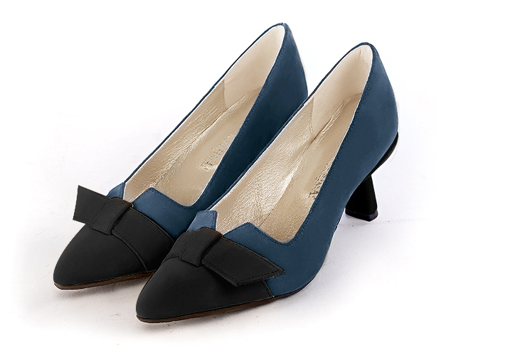 Matt black and peacock blue women's dress pumps, with a knot on the front. Tapered toe. Medium spool heels. Front view - Florence KOOIJMAN